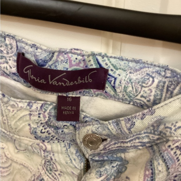 Gloria Vanderbilt Blue and White Paisley Capris - Picture 2 of 5